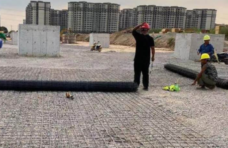 西安土工格栅铺设前地基要怎么处理？